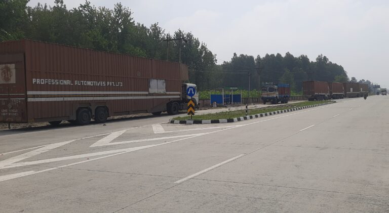 Illegal parking on Rudrapur-Nainital highway raises safety concerns