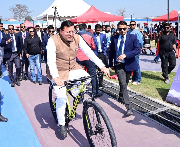 CM Dhami honors cycling champions at National Games in Rudrapur